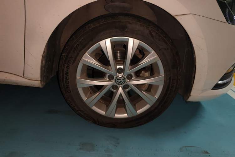 Used Volkswagen Lavida 2015 1.6L Automatic Comfort Edition Right Front Wheel Hub