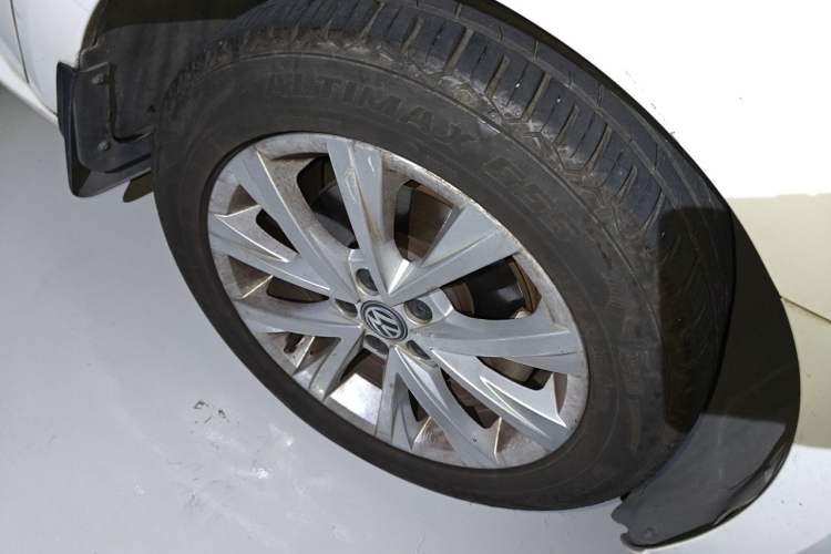 Used Volkswagen Lavida 2015 230TSI DSG Comfort Edition Right Front Wheel Hub