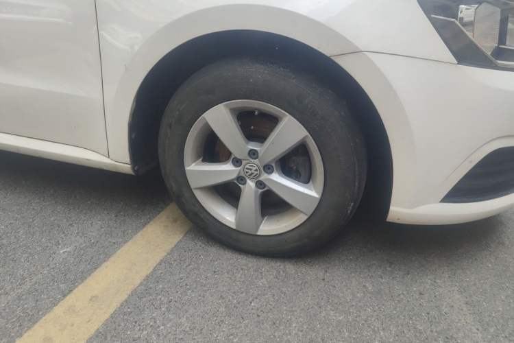 Used Volkswagen Lavida 2015 1.6L Automatic Fashion Edition Right Front Wheel Hub