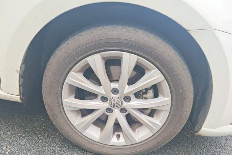 Used Volkswagen Lavida 2015 230TSI DSG Comfort Edition Right Front Wheel Hub