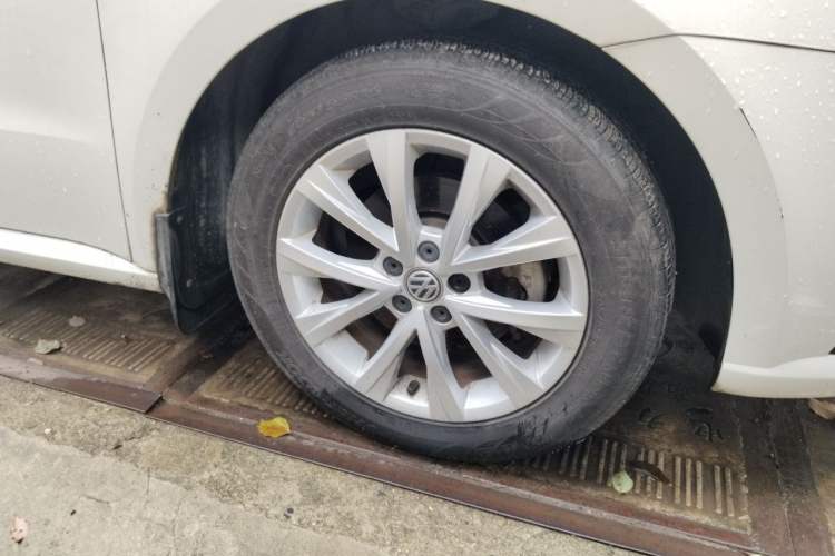 Used Volkswagen Lavida 2015 1.6L Automatic Comfort Edition Right Front Wheel Hub