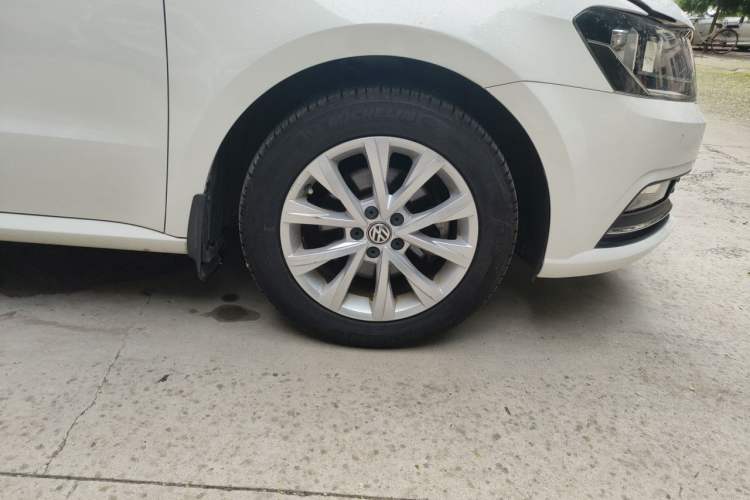 Used Volkswagen Lavida 2015 1.6L Automatic Comfort Edition Right Front Wheel Hub