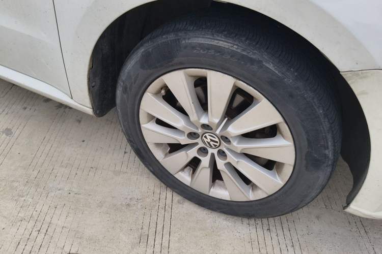 Used Volkswagen Lavida 2015 1.6L Automatic Comfort Edition Right Front Wheel Hub