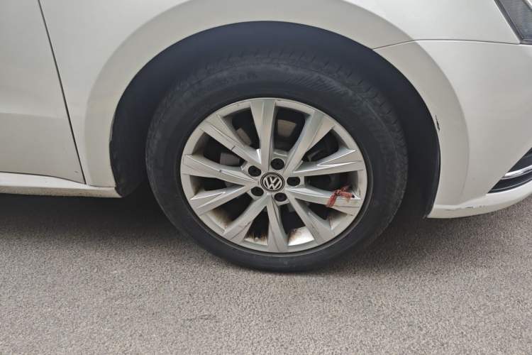 Used Volkswagen Lavida 2015 1.6L Automatic Comfort Edition Right Front Wheel Hub