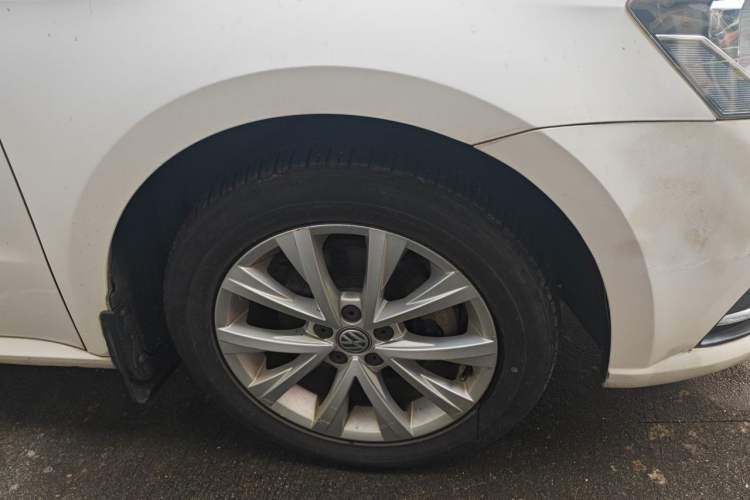 Used Volkswagen Lavida 2015 1.6L Automatic Comfort Edition Right Front Wheel Hub