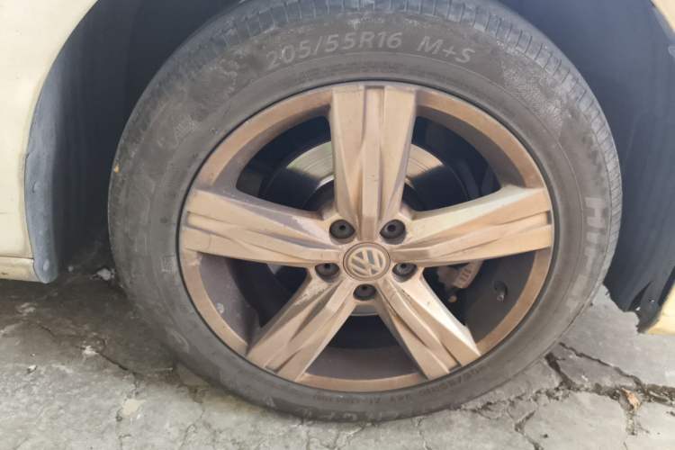 Used Volkswagen Lavida 2015 1.6L Manual Fashion Edition Right Front Wheel Hub