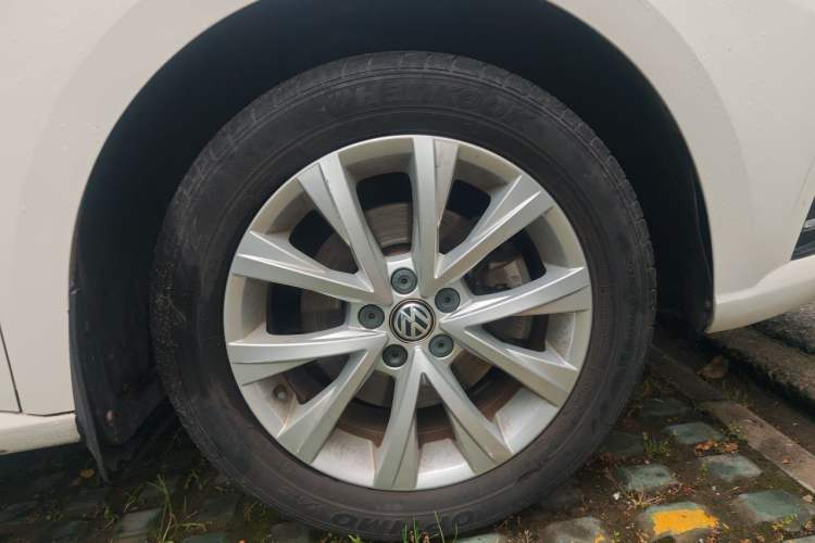 Used Volkswagen Lavida 2015 1.6L Automatic Comfort Edition Right Front Wheel Hub