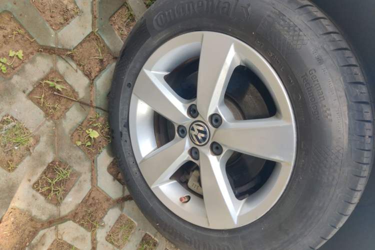 Used Volkswagen Lavida 2015 1.6L Automatic Fashion Edition Right Front Wheel Hub