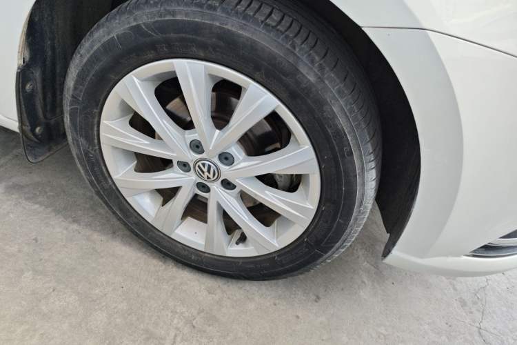 Used Volkswagen Lavida 2015 1.6L Automatic Comfort Edition Right Front Wheel Hub