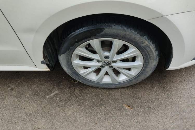 Used Volkswagen Lavida 2015 1.6L Automatic Comfort Edition Right Front Wheel Hub