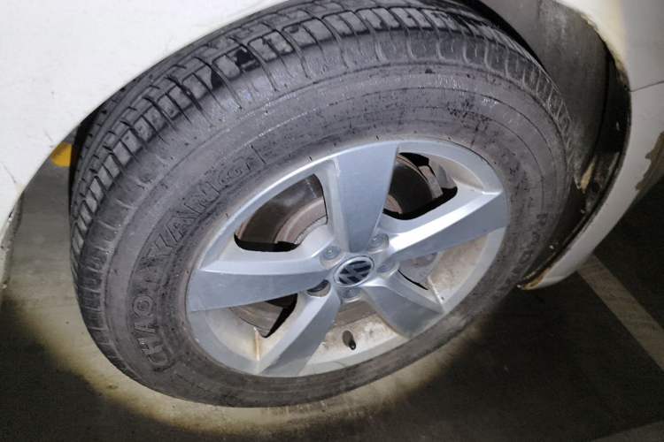 Used Volkswagen Lavida 2015 1.6L Automatic Fashion Edition Right Front Wheel Hub