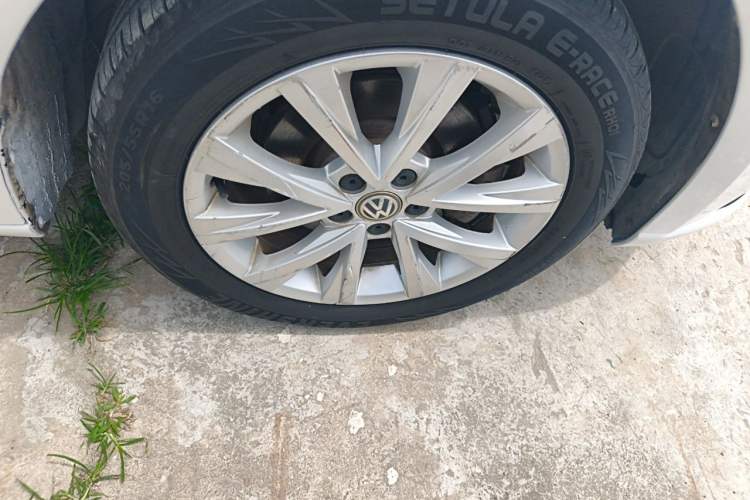 Used Volkswagen Lavida 2015 1.6L Automatic Comfort Edition Right Front Wheel Hub