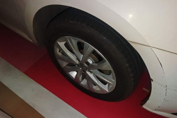 Used Volkswagen Lavida 2015 1.6L Automatic Comfort Edition Right Front Wheel Hub