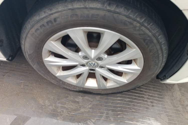 Used Volkswagen Lavida 2015 1.6L Automatic Comfort Edition Right Front Wheel Hub