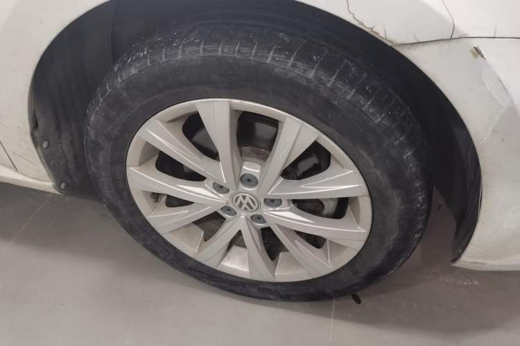 Used Volkswagen Lavida 2015 1.6L Automatic Comfort Edition Right Front Wheel Hub