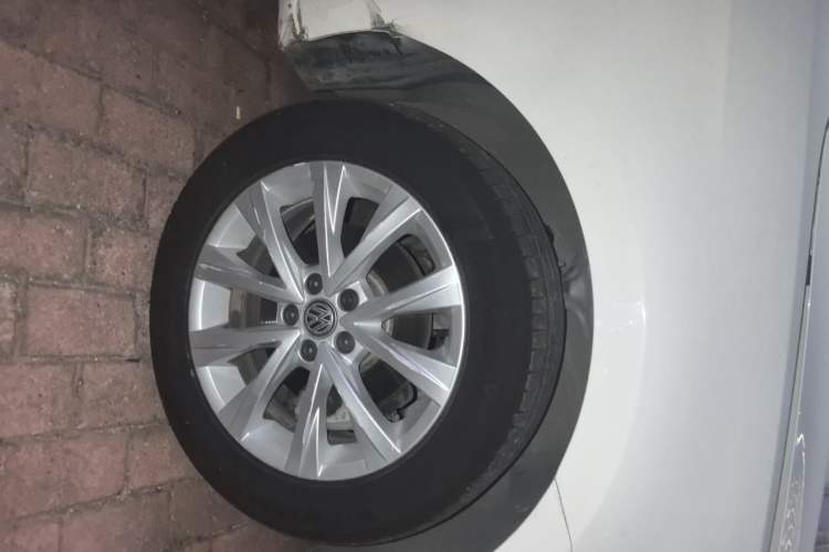 Used Volkswagen Lavida 2015 1.6L Automatic Comfort Edition Right Front Wheel Hub