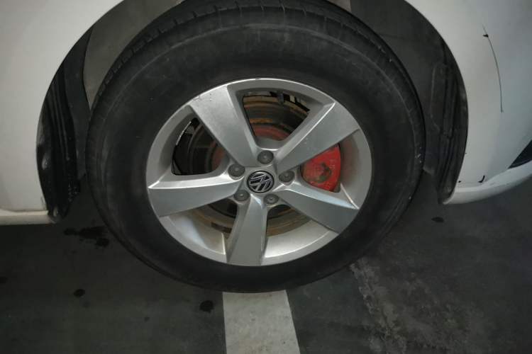 Used Volkswagen Lavida 2015 1.6L Manual Fashion Edition Right Front Wheel Hub