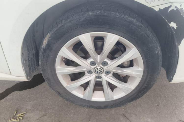 Used Volkswagen Lavida 2015 1.6L Automatic Comfort Edition Right Front Wheel Hub
