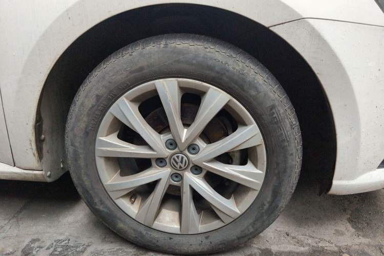 Used Volkswagen Lavida 2015 1.6L Automatic Comfort Edition Right Front Wheel Hub