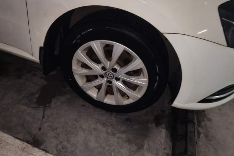 Used Volkswagen Lavida 2015 1.6L Automatic Comfort Edition Right Front Wheel Hub