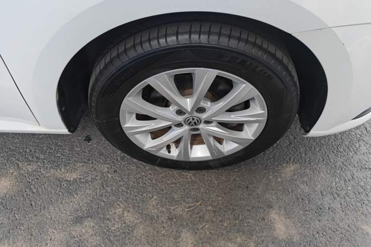 Used Volkswagen Lavida 2015 1.6L Automatic Comfort Edition Right Front Wheel Hub