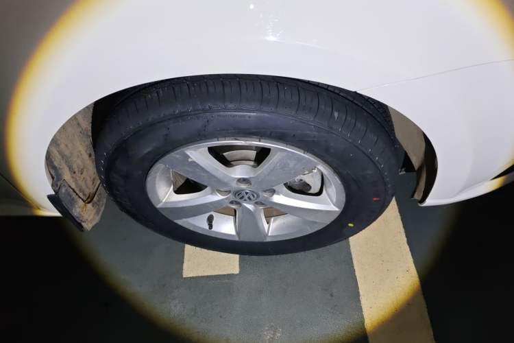 Used Volkswagen Lavida 2015 1.6L Automatic Fashion Edition Right Front Wheel Hub