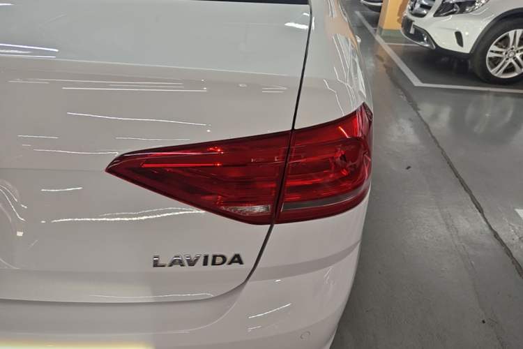 Used Volkswagen Lavida 2015 1.6L Automatic Fashion Edition Right Rear Taillight