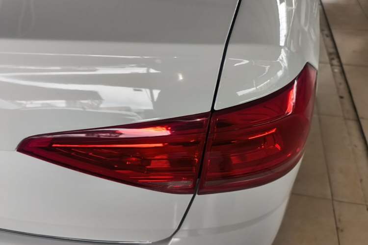 Used Volkswagen Lavida 2015 1.6L Automatic Comfort Edition Right Rear Taillight