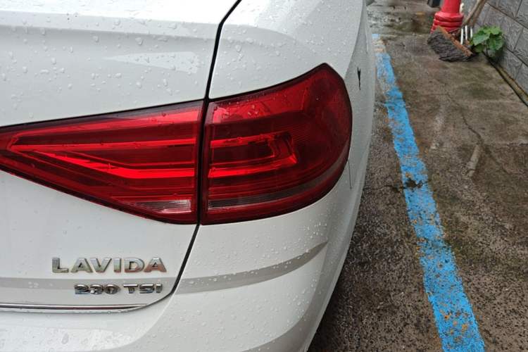 Used Volkswagen Lavida 2015 230TSI DSG Comfort Edition Right Rear Taillight