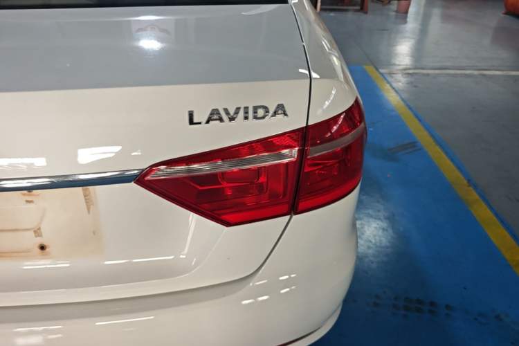 Used Volkswagen Lavida 2015 1.6L Automatic Fashion Edition Right Rear Taillight