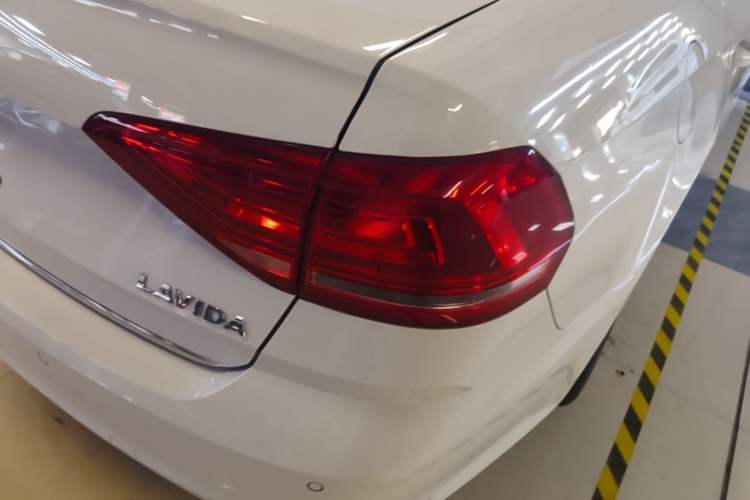 Used Volkswagen Lavida 2015 1.6L Manual Comfort Edition Right Rear Taillight