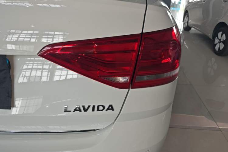 Used Volkswagen Lavida 2015 1.6L Automatic Comfort Edition Right Rear Taillight