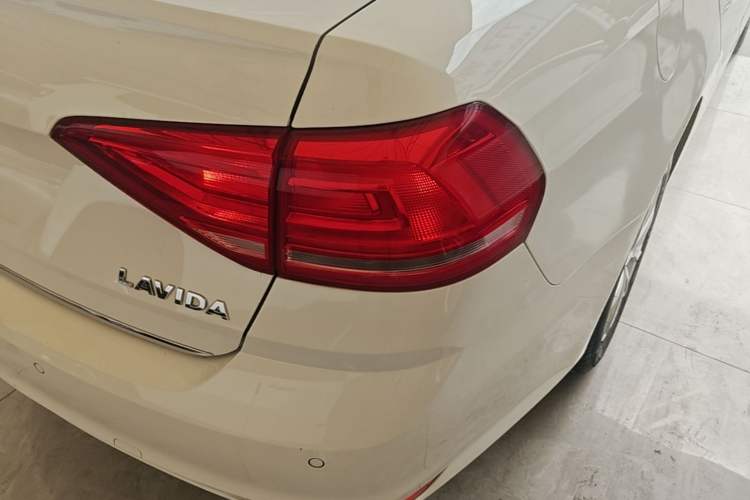 Used Volkswagen Lavida 2015 1.6L Automatic Comfort Edition Right Rear Taillight