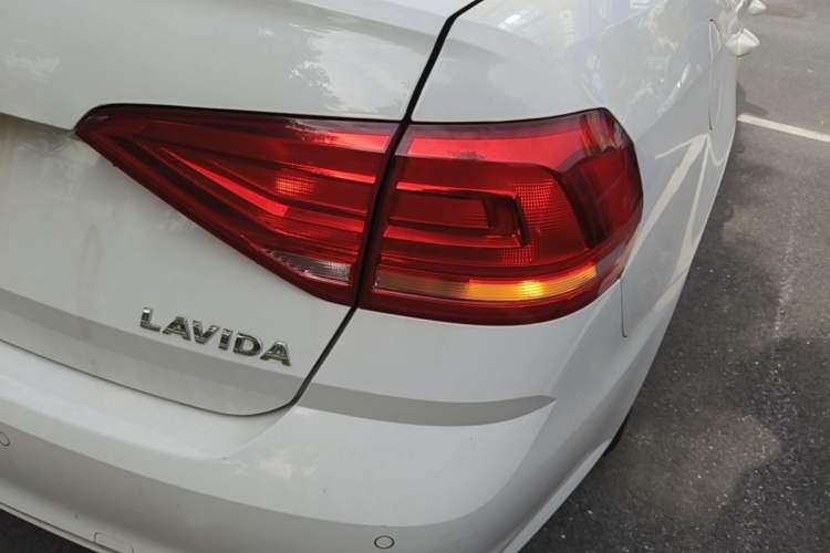 Used Volkswagen Lavida 2015 1.6L Automatic Fashion Edition Right Rear Taillight