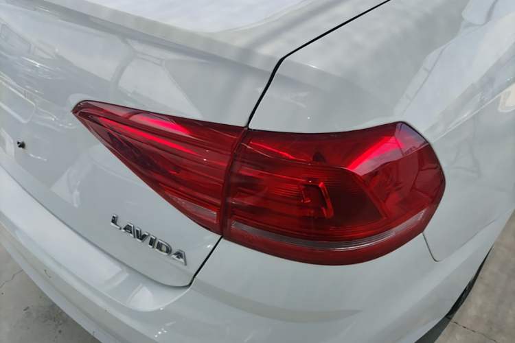 Used Volkswagen Lavida 2015 1.6L Automatic Fashion Edition Right Rear Taillight