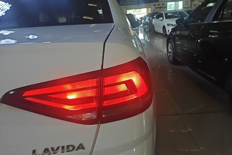 Used Volkswagen Lavida 2015 1.6L Automatic Fashion Edition Right Rear Taillight