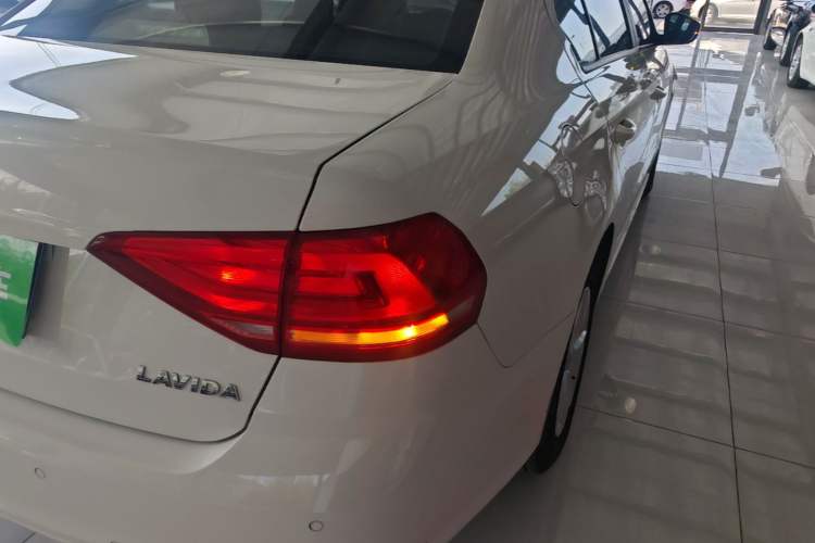 Used Volkswagen Lavida 2015 1.6L Automatic Fashion Edition Right Rear Taillight