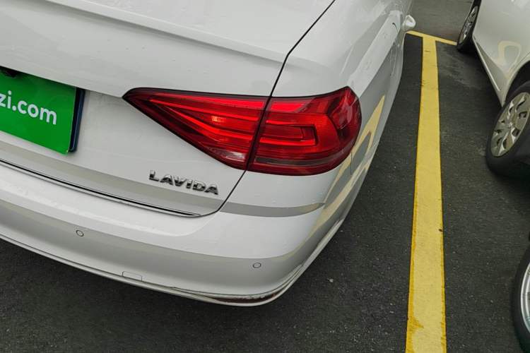 Used Volkswagen Lavida 2015 1.6L Manual Comfort Edition Right Rear Taillight