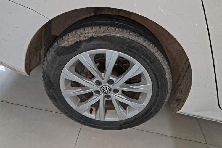 Used Volkswagen Lavida 2015 1.6L Automatic Comfort Edition Right Rear Wheel Hub