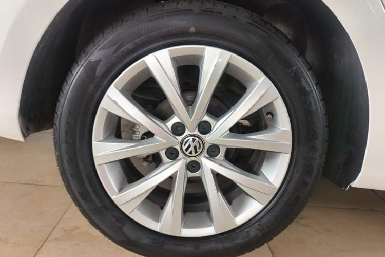 Used Volkswagen Lavida 2015 1.6L Automatic Comfort Edition Right Rear Wheel Hub