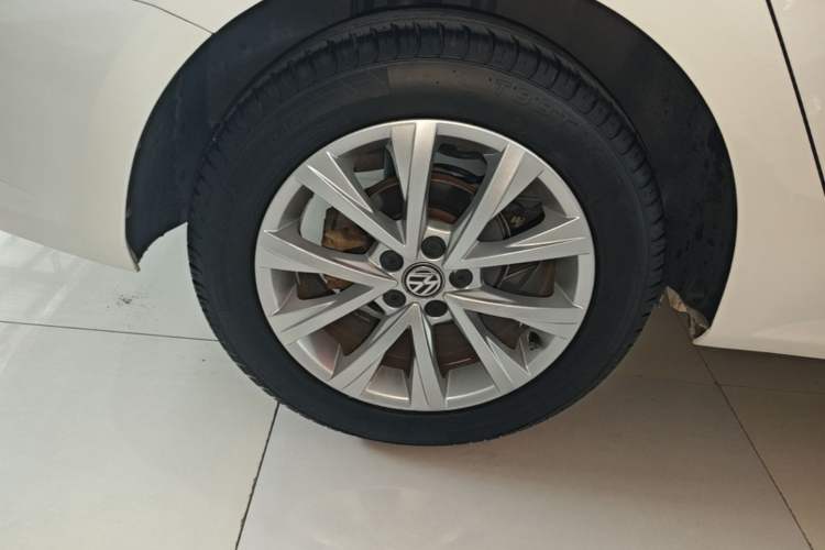 Used Volkswagen Lavida 2015 1.6L Automatic Comfort Edition Right Rear Wheel Hub