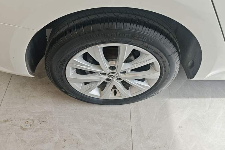 Used Volkswagen Lavida 2015 1.6L Automatic Comfort Edition Right Rear Wheel Hub