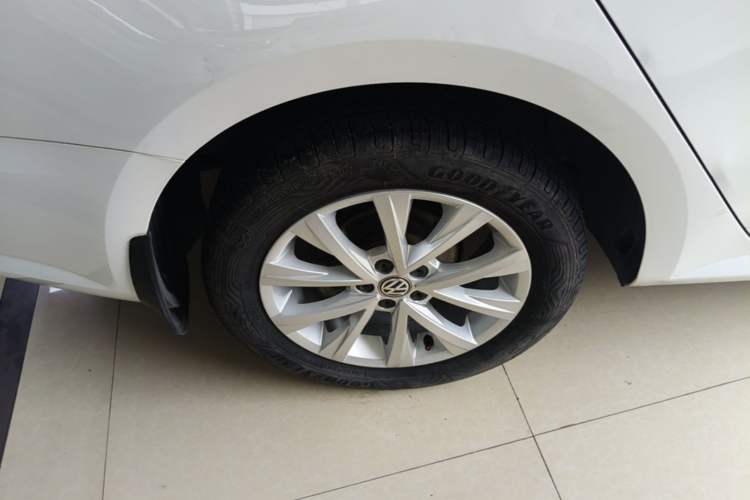 Used Volkswagen Lavida 2015 1.6L Automatic Comfort Edition Right Rear Wheel Hub