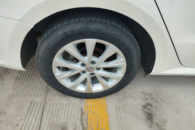 Used Volkswagen Lavida 2015 1.6L Automatic Comfort Edition Right Rear Wheel Hub