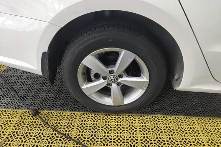 Used Volkswagen Lavida 2015 1.6L Automatic Fashion Edition Right Rear Wheel Hub