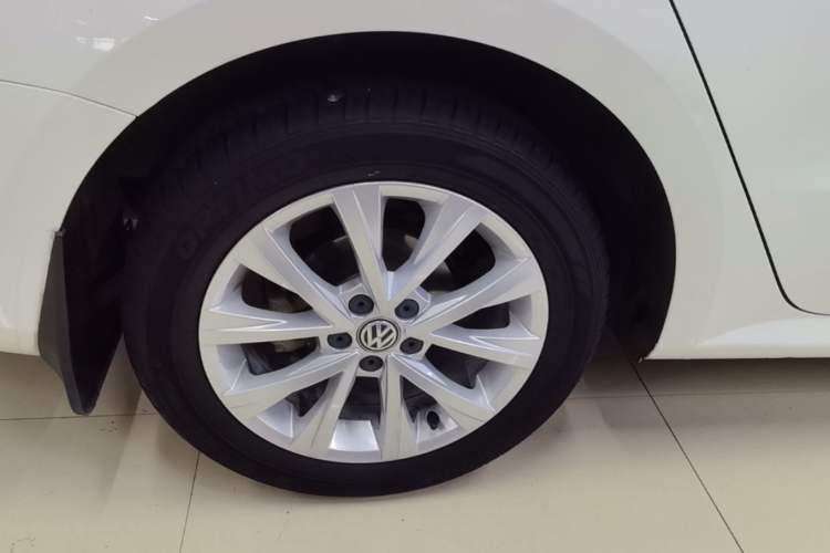 Used Volkswagen Lavida 2015 1.6L Automatic Comfort Edition Right Rear Wheel Hub