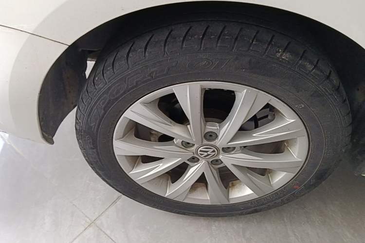 Used Volkswagen Lavida 2015 1.6L Automatic Comfort Edition Right Rear Wheel Hub