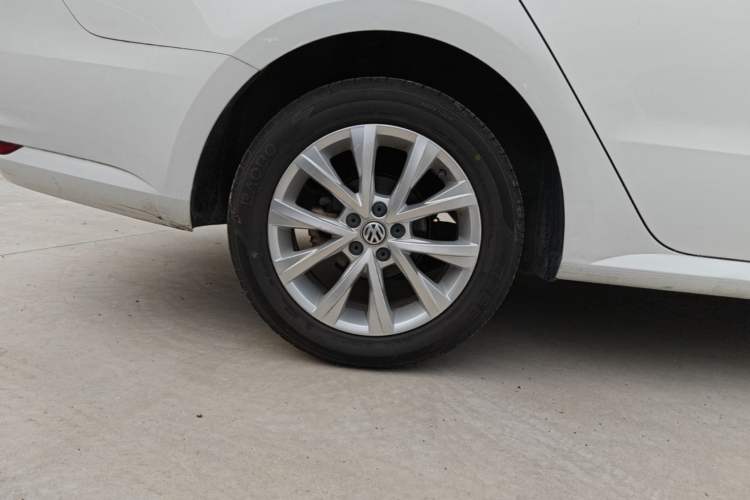 Used Volkswagen Lavida 2015 1.6L Automatic Comfort Edition Right Rear Wheel Hub
