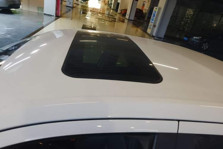 Used Volkswagen Lavida 2015 1.6L Manual Comfort Edition Roof