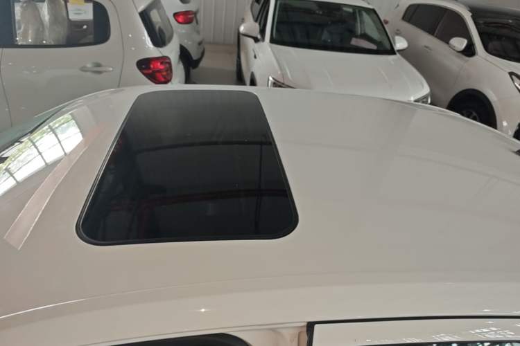 Used Volkswagen Lavida 2015 1.6L Automatic Comfort Edition Roof